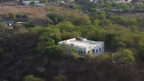 Cámara-Aérea-De-Drones-Que-Avanza-Mientras-El-Palacio-Es-Visible-Con-Un-Gran-Lago-Rodeándolo