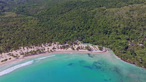 Toma-De-Drone-Del-Mar-De-Caño-Frío-En-Las-Galeras,-Samaná,-República-Dominicana