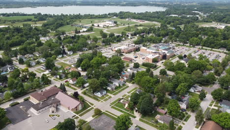 Fremont,-Michigan,-Drohnen-Luftaufnahmen-Der-Innenstadt-Von-Gebäuden,-Stadtbild