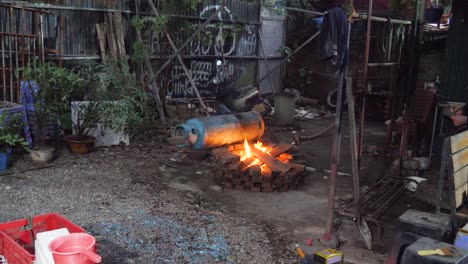 Viejo-Cilindro-De-Gas-Azul-Rodando-Lejos-Del-Peligro-De-Quemar-Fuego-Caliente