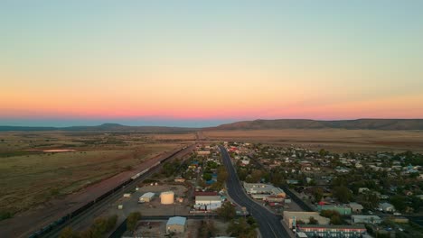 Seligman-Town-Entlang-Der-Route-66-Bei-Sonnenuntergang-In-Arizona,-USA