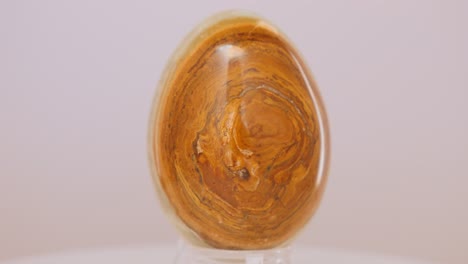 Mineral-Onyx-egg-slowly-rotating-on-a-turn-table