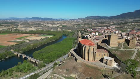 Castillo-En-La-Cima-De-Una-Colina-Y-El-Río-Ebro-En-San-Vicente-De-La-Sonsierra,-La-Rioja,-Norte-De-España---Aérea-4k