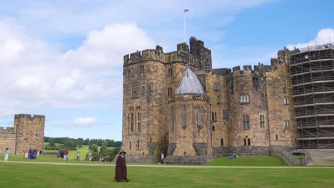 Touristen-Und-Lokale-Künstler-Vor-Der-Mittelalterlichen-Burg-Von-Alnwick,-England,-Großbritannien,-Zeitlupe