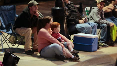 Una-Familia-Observa-El-Desfile-De-Los-Shriners-En-El-Centro-De-Belleville,-Illinois.