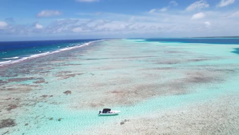 Ein-Boot-Auf-Dem-Korallenriff-In-Los-Roques,-Venezuela,-Luftaufnahme