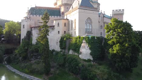 Zierliche-Gotische-Mittelalterliche-Burg-Aus-Dem-12.-Jahrhundert-Mit-Mauern-Und-Wassergraben-In-Bojnice,-Slowakei,-Europa
