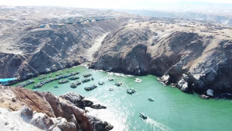 Faro-En-Peña-Y-Barcos-En-Hermosas-Playas-Con-Barcos,-Barcos-Y-Turistas