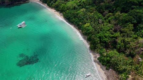 Drohnenaufnahmen-Einer-Türkisfarbenen-Lagune-Mit-Booten-In-Der-Nähe-Von-Palawan-Auf-Den-Philippinen