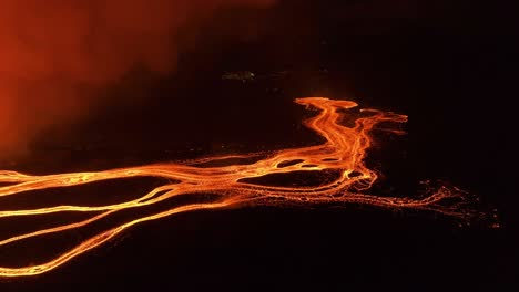 Island-Vulkan-Bricht-Nachts-Mit-Geschmolzener-Lava-Aus,-Magma-Fließt-Auf-Der-Erdoberfläche,-Luftaufnahme