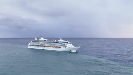 Royal-Caribbean-Explorer-Of-The-Seas-Kreuzfahrtschiff-Navigiert-Im-Offenen-Ozean