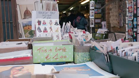 Puesto-De-Postales-De-Souvenirs-De-Venecia-En-La-Librería-Acqua-Alta