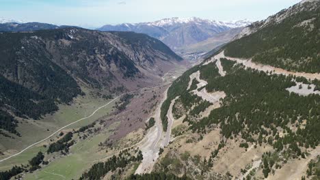 Carretera-De-Montaña-En-El-Valle-De-Aran,-Pirineos,-Norte-De-España---Antena-4k