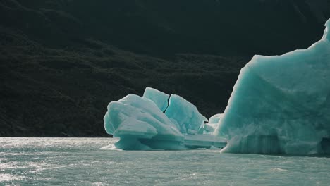 Blue-Iceberg-Floats-In-The-Sea,-Lago-Argentino,-Patagonia---POV