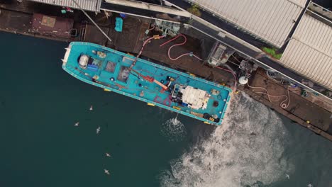 Gaviotas-Vuelan-Sobre-El-Barco-Marino-Japonés-Azul,-Muelle-Industrial-De-Pescadores-Aves-En-Japón-Mar-Azul-De-Kyotango,-Kyoto-Kansai-Viaje-Destino-Japón