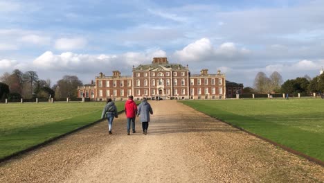 Los-Turistas-Visitan-La-Finca-Wimpole,-La-Propiedad-Del-National-Trust,-En-Un-Soleado-Día-De-Primavera-Cerca-De-Cambridge,-Reino-Unido.