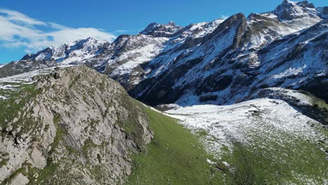 Schneebedeckte-Berggipfel-Der-Französischen-Pyrenäen-Und-Malerische-Naturlandschaft---4K-Luftaufnahme