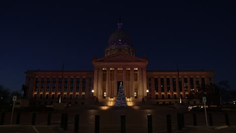 Time-lapse-video-of-dusk-at-the-Oklahoma-state-capitol-building-in-Oklahoma-City,-Oklahoma