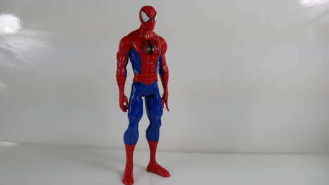 Figura-De-Juguete-De-Spiderman,-Foto-De-Estudio-Con-Fondo-Blanco.