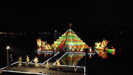 Pirámide-De-Iluminación-Con-Un-Grupo-De-Bailarines-En-Un-Espectáculo-Al-Aire-Libre-En-México-Por-La-Noche.