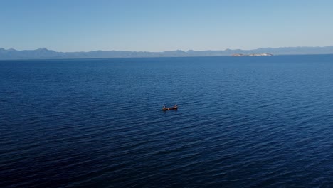 Pescador-En-Barco-Navegando-Por-El-Mar-Caribe,-En-Cap-Haitien,-Haití