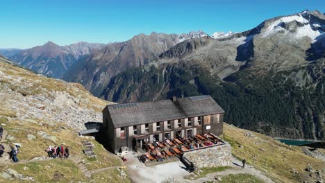 Menschen-Wandern-Zur-Berghütte-Und-Zum-Restaurant-Olpererhütte-In-Den-Zillertaler-Alpen,-Österreich---Luftaufnahme-4k