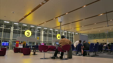 Zeitraffer-Von-Reisenden-Am-Gate-Im-Flughafen