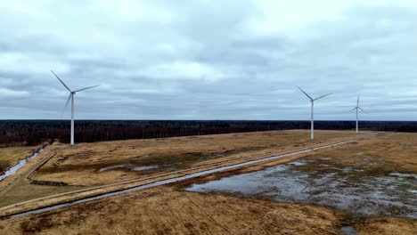 Luftbild-Mit-Drei-Windrädern-Im-Hintergrund