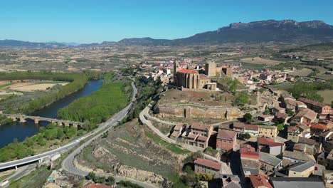 Castle-on-Hilltop-in-San-Vicente-de-la-Sonsierra,-La-Rioja,-North-Spain---Aerial-4k