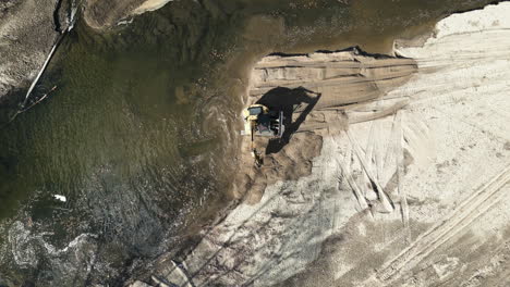 Imágenes-De-Drones-De-Una-Excavadora-Retirando-Sedimentos-Del-Lecho-De-Un-Río.