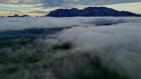 El-Paisaje-De-Los-Alpes-Austriacos-Cubierto-De-Nubes-Revela-Majestuosos-Picos-En-Medio-De-Una-Niebla-Etérea