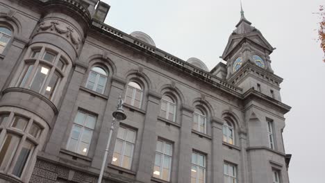 Profile-view-of-exterior-architecture-of-Mercer's-Medical-Centre-under-cloudy-sky-in-Dublin,-Ireland