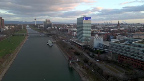 Vista-Aérea-Del-Dolly-Del-Edificio-MVV-Y-El-Barco-Museo-En-El-Río-Neckar.