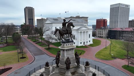 Statue-Von-George-Washington-Mit-Virginia-State-Capitol-Building-Und-Dem-Alten-Rathaus-In-Der-Innenstadt-Von-Richmond