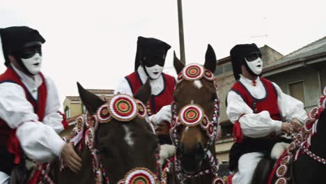 Jinetes-Con-Máscaras-A-Caballo-En-La-Fiesta-Y-Desfile-De-Sartiglia,-El-Carnaval-De-Oristano-(Cerdeña,-Italia)