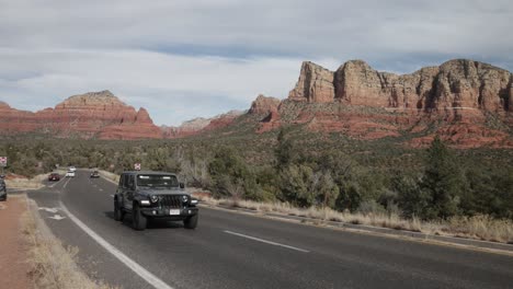 Buttes-En-Sedona,-Arizona,-Con-Vehículos-Circulando-Por-La-Carretera-Y-Vídeo-Estable.