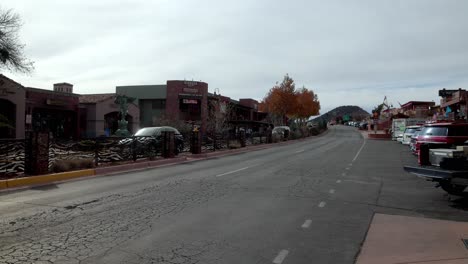 Centro-De-Sedona,-Arizona,-Con-Vehículos-Y-Peatones-Y-Vídeo-Panorámico-De-Derecha-A-Izquierda.