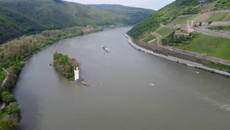 Passagierschiff,-Das-Historische-Sehenswürdigkeiten-Entlang-Des-Rheins-In-Bingen,-Deutschland,-Befährt