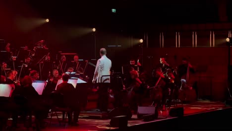 Orquesta-Ucraniana-Tocando-Canciones-De-Hans-Zimmer-En-El-Escenario.