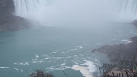 La-Dramática-Transformación-Del-Agua-Al-Caer-Sobre-Las-Cataratas-Del-Niágara.