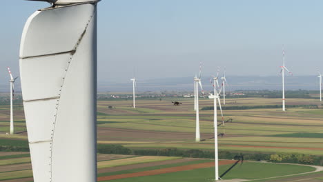 Erstaunliche-Luftaufnahme-Einer-Vermessungsdrohne,-Die-Zwischen-Windturbinen-In-Einem-Kraftwerk-Aufsteigt