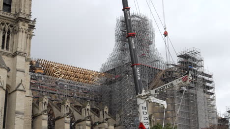 Techo-Y-Torre-De-Notre-Dame-De-París-Cubiertos-De-Andamios-Durante-La-Renovación-Y-Restauración-En-París,-Francia