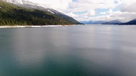 Lake-Kachess-Im-Bundesstaat-Washington-Landschaft-Mit-See-Und-Immergrünem-Wald-An-Bewölkten-Tagen