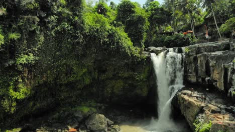 Cascada-De-Tegenungan-En-El-Bosque-En-Bali,-Indonesia---Tiro-Ascendente-De-Drones