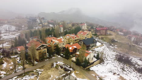 Flug-über-Das-Dorf-Kfardebian-An-Einem-Bewölkten-Und-Kalten-Morgen