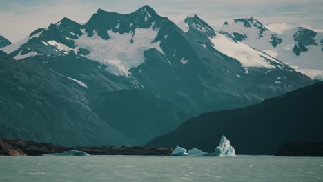 Sailing-Over-Lago-Argentino-Glaciers-In-Patagonia,-Argentina