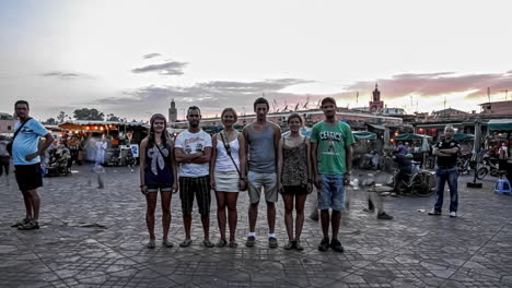 Touristen-Menschen-Stehen-Still-Zeitraffer-Stadtzentrum-Marrakesch-Marokko