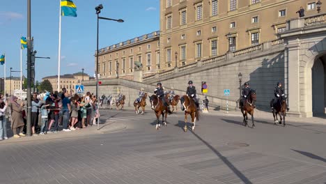 Coche-De-Policía-Y-Guardias-A-Caballo-Por-El-Día-Nacional-Del-Palacio-Real-En-Suecia