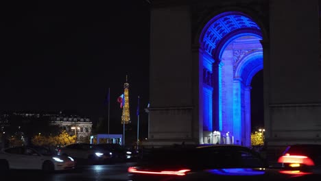 Arc-De-Triomphe-Und-Beleuchteter-Funkelnder-Eiffelturm-Im-Selben-Panorama-Bei-Nacht