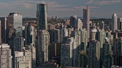 Vancouver,-BC,-Kanada,-Luftaufnahme-Eines-Großstadtgebiets-Mit-Einer-V48-Drohne,-Die-Das-Stadtbild-Mit-Wolkenkratzern-Aus-Geschäfts--Und-Wohngebäuden-Erfasst-–-Aufgenommen-Mit-Der-Mavic-3-Pro-Cine-–-Juli-2023